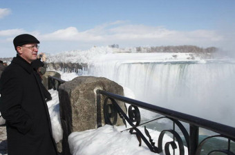 Škof si ogleda Niagarske slapove
