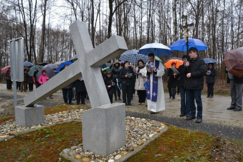 Hotiza: križev pot